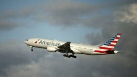 2022-01-19T230734Z_1_LYNXMPEI0I12H_RTROPTP_0_AMERICAN-AIRLINE-RESULTS_1-373×210.jpg